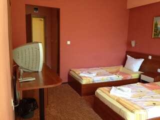 Отель Family Hotel Diana Царево Двухместный номер с 2 отдельными кроватями и балконом-3