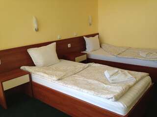 Отель Family Hotel Diana Царево Двухместный номер с 2 отдельными кроватями и балконом-7