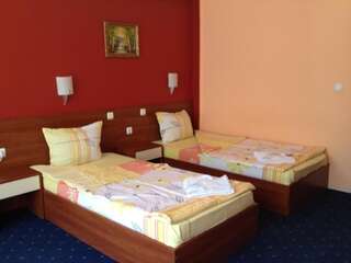 Отель Family Hotel Diana Царево Двухместный номер с 2 отдельными кроватями и балконом-9