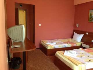 Отель Family Hotel Diana Царево Двухместный номер с 2 отдельными кроватями и балконом-11